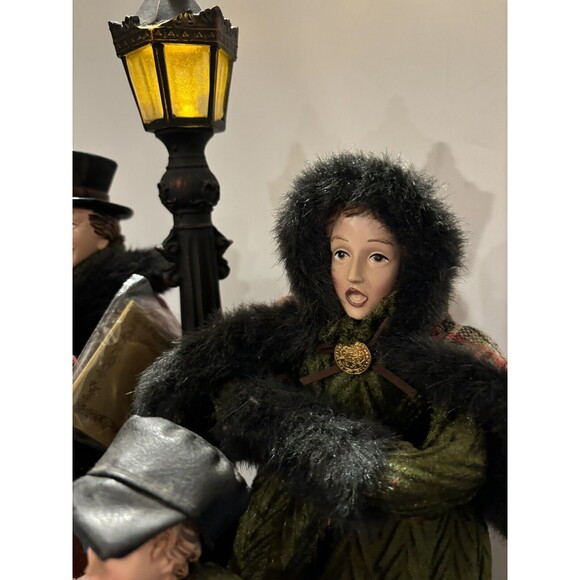 Valerie Parr Hill QVC Dickens Carolers Christmas Family Lamp Post & Base 2013 - Picture 8 of 16